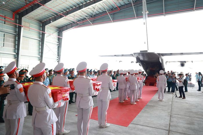 Theo ông, việc tổ chức chuyến bay đặc biệt vận chuyển hơn 7.000 mẫu sinh phẩm hài cốt liệt sĩ từ các nghĩa trang trên địa bàn thành phố có ý nghĩa quan trọng, góp phần đẩy nhanh quá trình giám định ADN. Đây không chỉ là công việc chuyên môn mà còn thể hiện tình cảm, trách nhiệm của Đảng bộ, chính quyền, lực lượng vũ trang và nhân dân TP.HCM đối với các Anh hùng, liệt sĩ đã hy sinh trên mảnh đất Sài Gòn - Gia Định, Chợ Lớn.