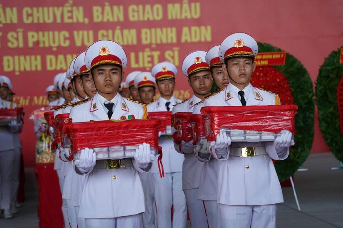 Trước đó, TP.HCM đã hoàn thành việc lấy mẫu sinh phẩm tại 18/18 nghĩa trang liệt sĩ trên địa bàn. Thành phố đã lấy mẫu tại hơn 9.800 phần mộ chưa xác định được danh tính, trong đó hơn 7.000 mẫu đủ tiêu chuẩn phục vụ chương trình giám định ADN.