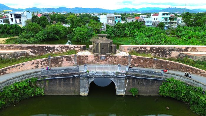 Đặc biệt, lô cốt ở khu vực cầu Thủy Quan nằm sát đường Tôn Thất Thiệp muốn thi công phải xin phép phân luồng, cấm đường tạm thời. Vì vậy, Bộ Chỉ huy Quân sự đã có văn bản xin ý kiến Sở Xây dựng và Trung tâm Bảo tồn Di tích Cố đô Huế để sớm triển khai, bảo đảm an toàn.