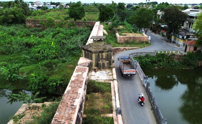 Theo ông Nguyễn Viết Tình, cán bộ chỉ huy tại công trường thuộc Ban Công binh, Bộ Chỉ huy quân sự TP Huế, dọc hệ thống Kinh thành Huế có 31 lô cốt.