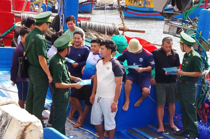 Cán bộ Biên phòng trao đổi, hướng dẫn ngư dân nâng cao ý thức chấp hành pháp luật khi khai thác trên biển. (Ảnh: BPKH)