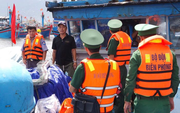 Lực lượng Biên phòng hướng dẫn chủ tàu, thuyền trưởng thực hiện các quy định về khai thác thủy sản. (Ảnh: BPKH)