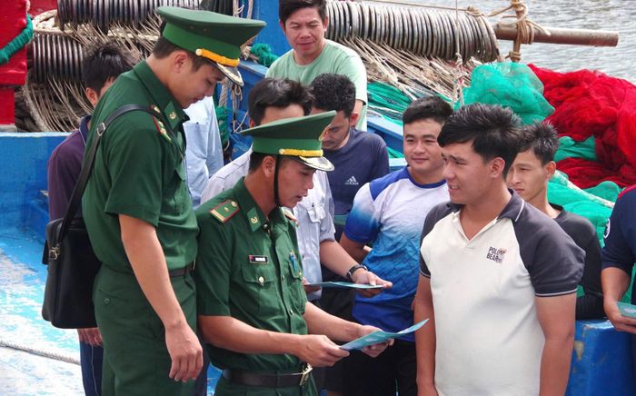 Lực lượng Biên phòng kiểm tra, tuyên truyền pháp luật đến từng tàu cá tại cảng Cà Ná. (Ảnh: BPKH)