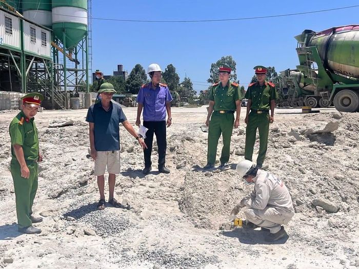 Lực lượng chức năng kiểm tra việc chấp hành pháp luật về bảo vệ môi trường tại trạm trộn bê tông A.P.