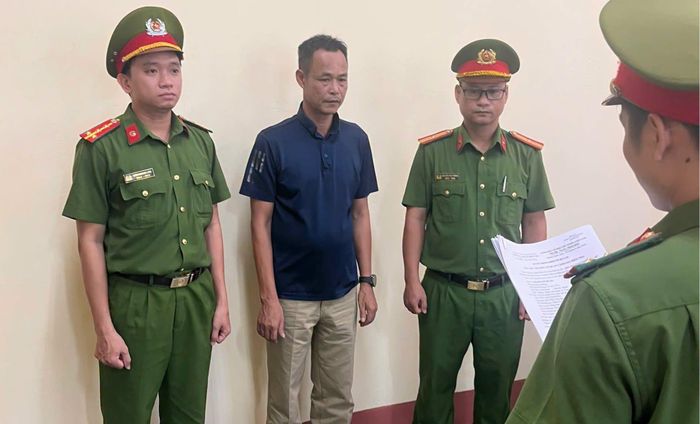 Cơ quan công an tống đạt quyết định khởi tố vụ án, khởi tố bị can.