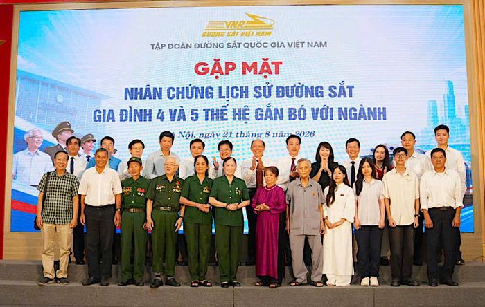 Lãnh đạo Đảng ủy Chính phủ, các bộ, ngành, VNR cùng các nhân chứng lịch sử, cựu TNXP đã từng công tác trong các lĩnh vực đường sắt.