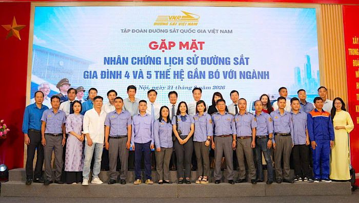 Lãnh đạo Đảng ủy Chính phủ, các bộ, ngành, VNR cùng các nhân viên thuộc gia đình có 4-5 thế hệ làm đường sắt.