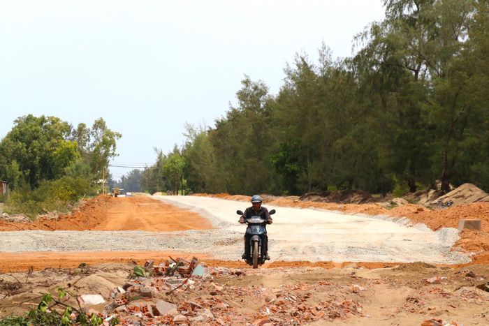 Nhóm giải pháp được đưa ra nhằm tăng nguồn cung, kéo giảm giá vật liệu, hỗ trợ tiến độ các công trình, dự án. (Ảnh: Lê Danh).