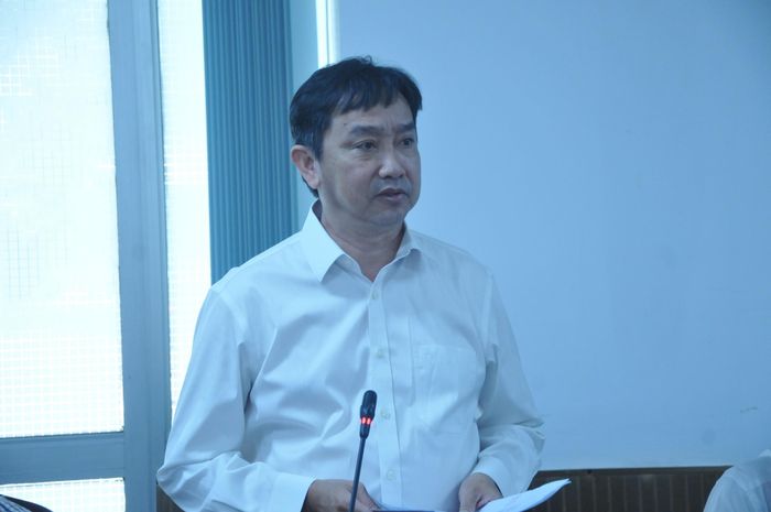 Ông Sầm Long Giang, Phó giám đốc Sở Văn hóa, Thể thao và Du lịch (ảnh trái), ông Lê Tiến Dũng, Phó giám đốc Sở Xây dựng TP Cần Thơ phát biểu ý kiến tại cuộc họp. 