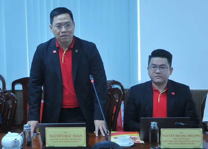 Ông Nguyễn Bác Toán, Phó Tổng giám đốc thương mại Vietjet cam kết sẽ nối lại một số đường bay trong nước gắn với nhu cầu đi lại của người lao động tại Cần Thơ.