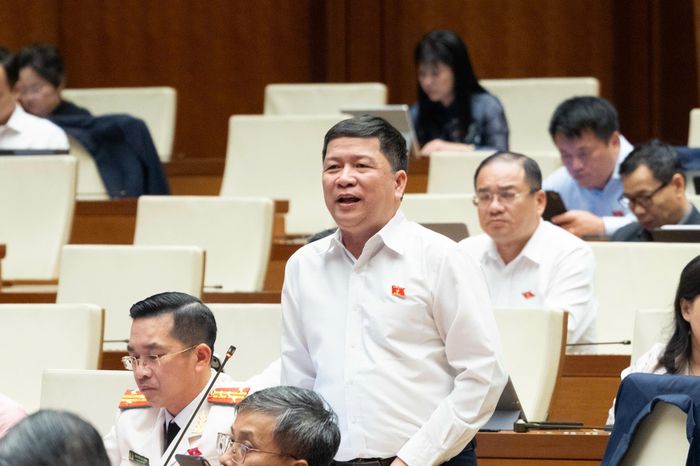 Đại biểu Thạch Phước Bình (đoàn Vĩnh Long) và đại biểu Tạ Văn Hạ (đoàn Đà Nẵng). Ảnh: Media Quốc hội.