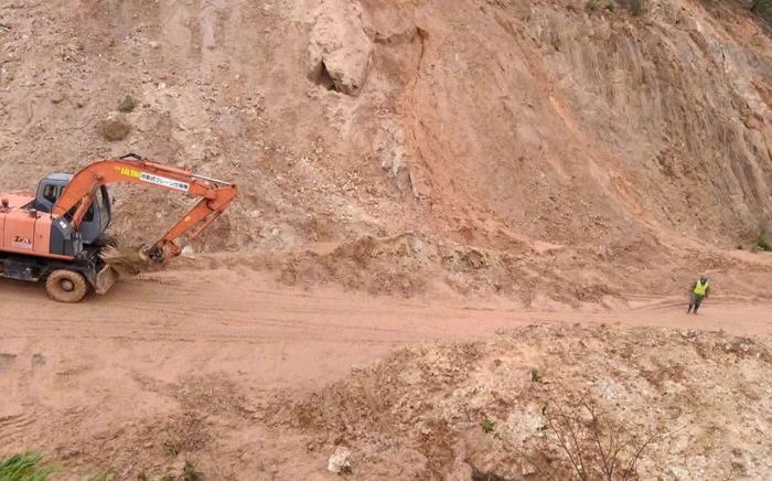 Ngoài điểm sạt lở đoạn qua đèo Văn Rơi đã được khắc phục thông xe tạm thời thì dọc tuyến còn nhiều điểm sạt lở khác qua Km 182+100, Km 181+500, Km 180+800, Km 178+700, Km 168+900, Km 168+400, Km167, Km 164+400, Km 161+400...