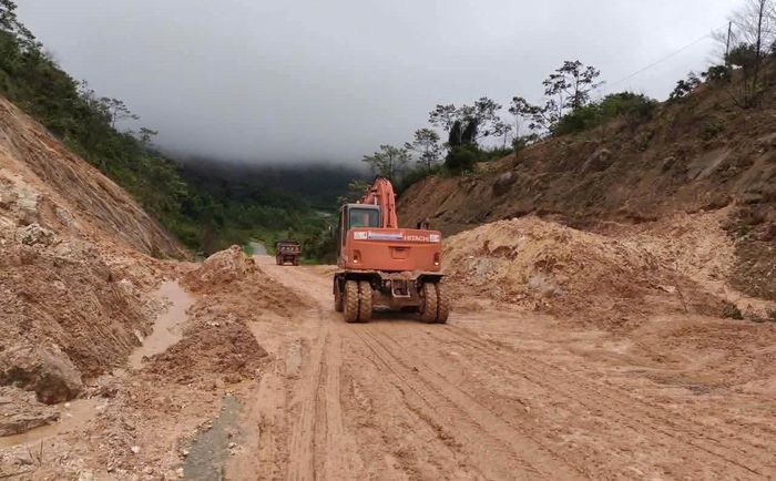 Sở Xây dựng Quảng Ngãi cho biết, hiện trên tỉnh lộ 672 xảy ra các điểm sạt lở tại Km46, Km 46+900, Km 55+400... và các đoạn đường đèo, dốc nguy hiểm khác. Vì vậy, người dân cần lựa chọn hướng lưu thông an toàn, hạn chế di chuyển qua các vị trí nguy hiểm.