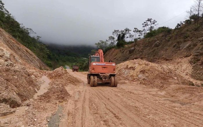 QL40B đã thông tuyến tạm thời sau hơn 24 giờ tắc nghẽn.