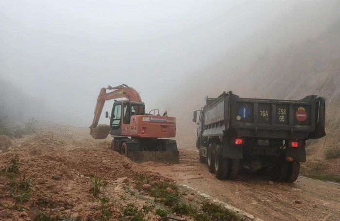 Ngày 21/8, Sở Xây dựng Quảng Ngãi cho biết, sau hơn 24 giờ kể từ khi xảy ra sạt lở gây tắc nghẽn giao thông trên QL40B, đơn vị đã huy động tối đa trang thiết bị, máy móc triển khai đến hiện trường đoạn qua Km 180+500 để hốt dọn đất đá.