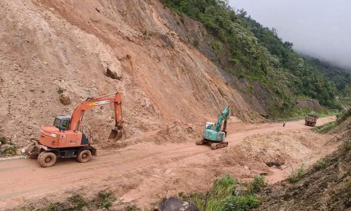 Đến thời điểm hiện tại, một số điểm sạt lở đã được thông tuyến, các điểm sạt lở lớn đã và đang được các lực lượng chức năng huy động toàn bộ máy móc để khắc phục, trước mắt duy trì lưu thông một chiều, từng bước giải phóng mặt đường phục hồi giao thông. Nếu thời tiết thuận lợi, dự kiến từ 1-2 ngày tới sẽ tạm thời thông toàn tuyến.