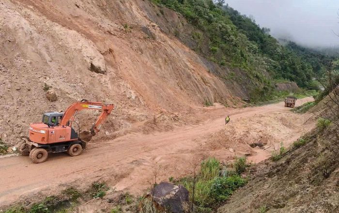 Theo Sở Xây dựng Quảng Ngãi, ước lượng khối lượng bùn đất do sạt lở núi gây ra phủ lấp mặt đường QL4B khoảng 10.000m³. Hiện tại, phương tiện có thể lưu thông qua lại.