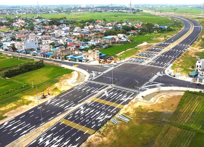 Tuyến đường Nam Định - Lạc Quần - Đường bộ ven biển có chiều dài gần 25km, bao gồm 8 làn xe.