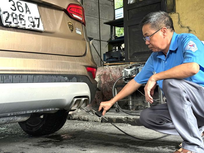 Một phương tiện đang được kiểm tra đo khí thải tại Trung tâm Đăng kiểm 3601S - Thanh Hóa.