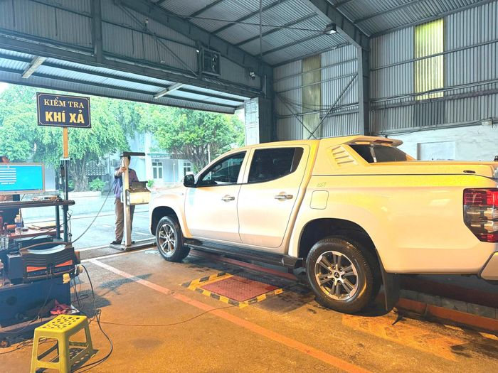 Các phương tiện khi đi đăng kiểm sẽ được kiểm tra kỹ lưỡng.