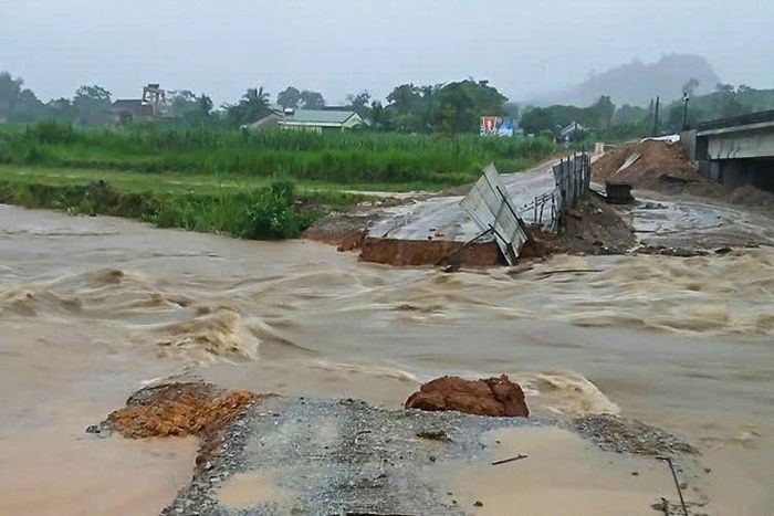 Đường tránh thi công cầu Khe Trằng, xã Thành Bình Thọ, tỉnh Nghệ An bị hỏng (Ảnh: VGP).