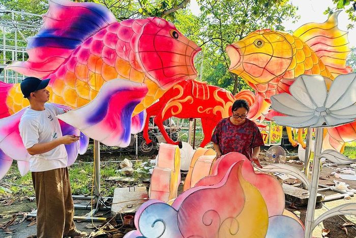 Anh Phạm Văn Sang, tổ dân phố 1, phường Minh Xuân đang chế tác các mô hình (Ảnh Hải Hương).