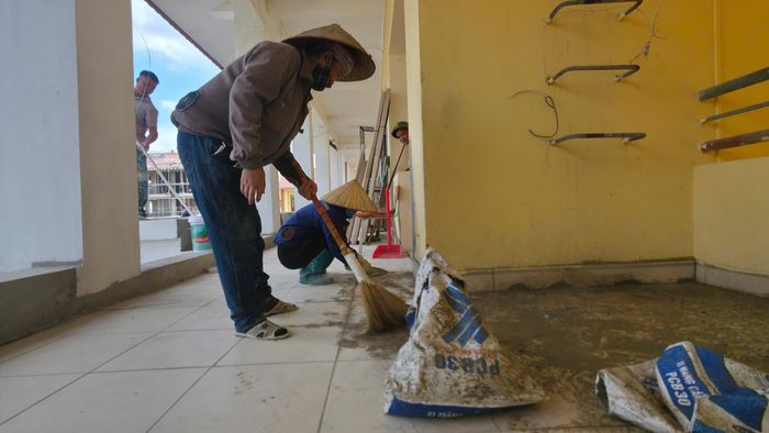 "Để kịp tiến độ cũng như 30/8 này đưa học sinh vào học, xã có làm đơn nhờ 60 cán bộ chiến sĩ Quân khu 3 hỗ trợ dọn dẹp để kịp thời gian đưa các cháu vào học", ông Nguyễn Hữu Liêm, Bí thư Đảng ủy xã Quảng Đức cho biết.