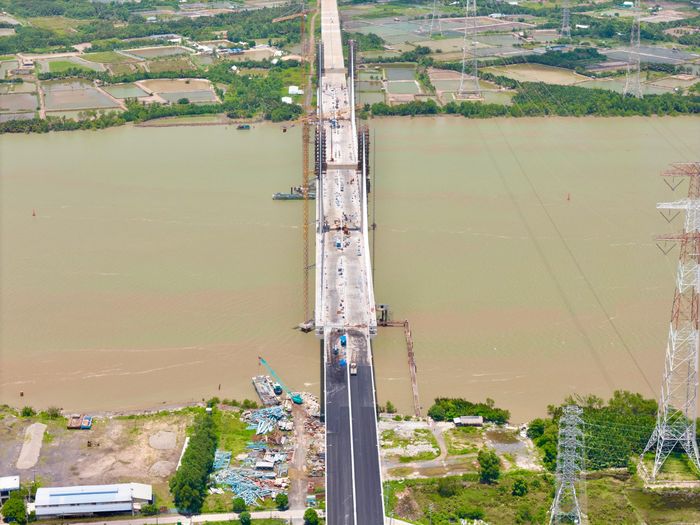 Hiện tại công nhân đang tập trung hoàn thiện bản mặt cầu, lắp đặt lan can...