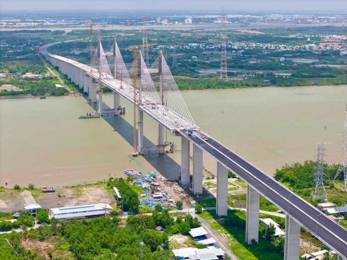 Cầu Phước Khánh đã nối liền một dải, phần cầu dẫn được thảm nhựa.