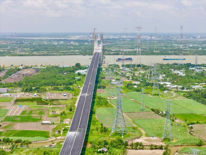 Cầu Phước Khánh như một dải lụa trải dài qua đồng ruộng và sông Lòng Tàu.