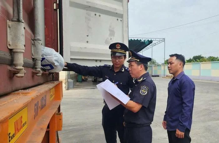 Cán bộ hải quan thông quan hàng hoá cho doanh nghiệp. Ảnh: CTV