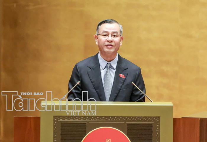 Bộ trưởng Bộ Tài chính Ngô Văn Tuấn trình bày tại Quốc hội. Ảnh: Đức Thanh