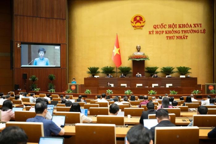 Phó Chủ nhiệm Ủy ban Kinh tế và Tài chính Nguyễn Thị Phú Hà trình bày báo cáo thẩm tra. Ảnh: Quochoi.vn