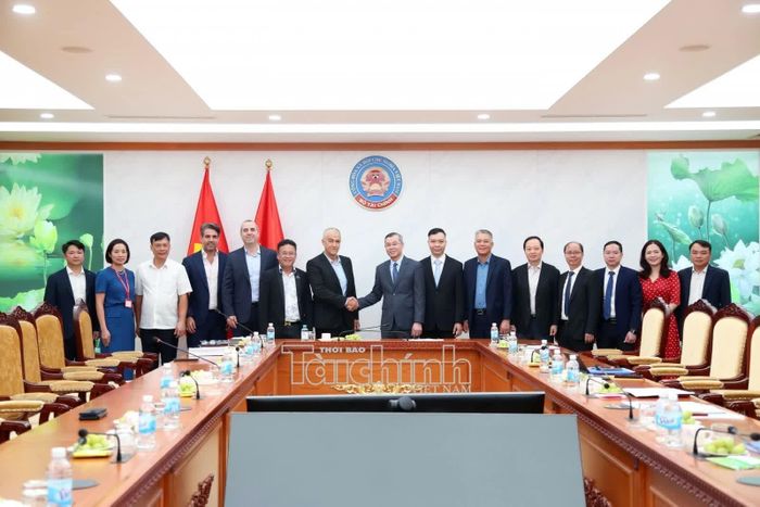 Bộ trưởng Ngô Văn Tuấn chụp hình lưu niệm với các thành viên hai bên tham dự buổi tiếp. Ảnh: Đức Minh