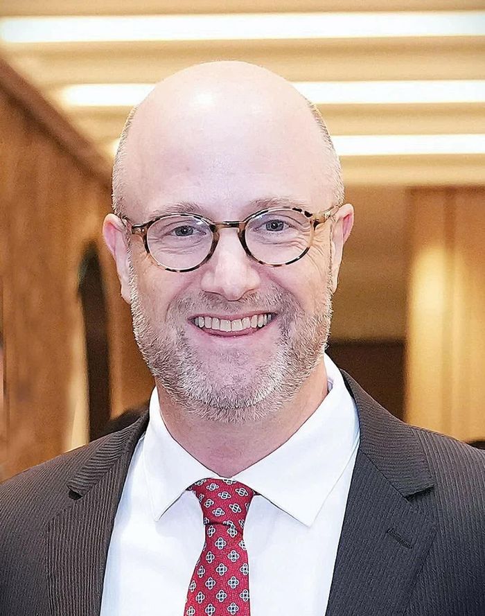 Ông Adam Sitkoff