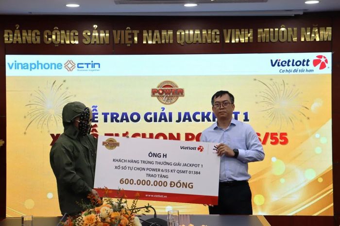 Ông H trao tặng 600 triệu đồng để thực hiện các hoạt động an sinh xã hội thông qua Quỹ Tâm Tài Việt