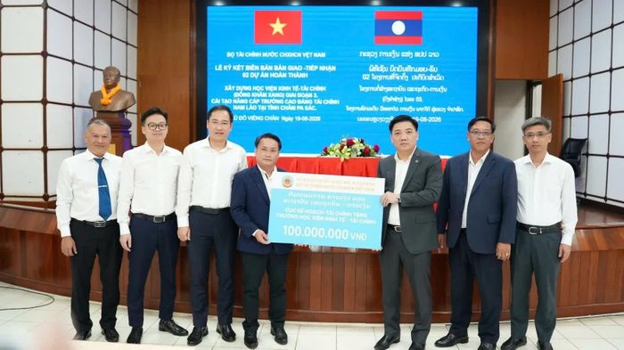 Cục trưởng Phạm Quang Toản trao tặng quà của Cục Kế hoạch - Tài chính tới Học viện Kinh tế - Tài chính (Lào)