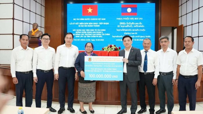 Cục trưởng Phạm Quang Toản trao tặng quà của Cục Kế hoạch - Tài chính tới Học viện Kinh tế - Tài chính chi nhánh phía Nam (Lào)