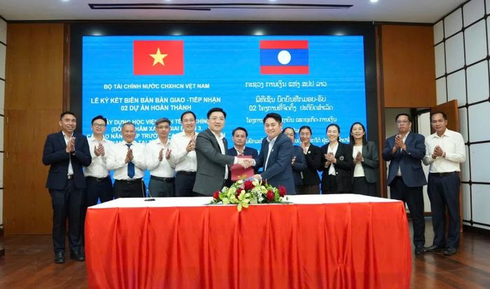 Đại diện Cục Kế hoạch tài chính, Bộ Tài chính Việt Nam và đại diện Bộ Tài chính Lào ký Biên bản bàn giao - tiếp nhận dự án.