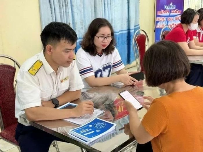 Công chức Thuế tỉnh Lạng Sơn hỗ trợ người nộp thuế. Ảnh: CTV.