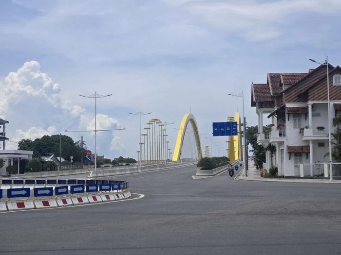 Dự án đầu tư xây dựng cầu Nguyễn Hoàng (cầu vượt sông Hương) và tuyến đường dẫn tại thành phố Huế vẫn chưa thể hoàn thành giải ngân đầu tư công do vướng mặt bằng. Ảnh Hà Minh