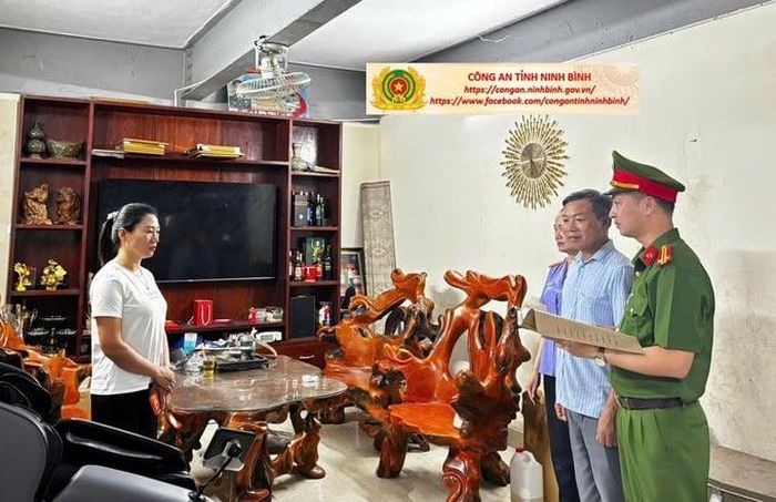 Cơ quan Cảnh sát điều tra Công an tỉnh Ninh Bình thi hành Lệnh khám xét chỗ ở, nơi làm việc đối với Trần Thị Nga (áo trắng).