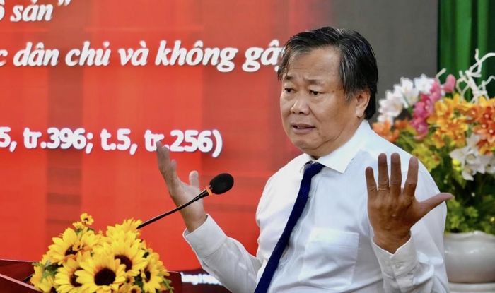 PGS.TS. Nguyễn Quốc Dũng trình bày chuyên đề tại Lớp bồi dưỡng, tập huấn nghiệp vụ cho đội ngũ giảng viên kiêm nhiệm MTTQ Việt Nam khu vực phía Nam