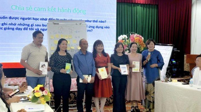 Các học viên trao đổi về kỹ năng, nghiệp vụ với giảng viên kiêm nhiệm