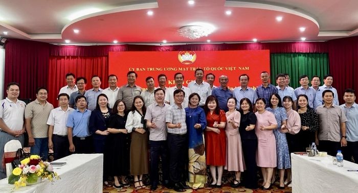 Các giảng viên và học viên chụp ảnh lưu niệm tại Lớp bồi dưỡng, tập huấn nghiệp vụ cho đội ngũ giảng viên kiêm nhiệm MTTQ Việt Nam khu vực phía Nam