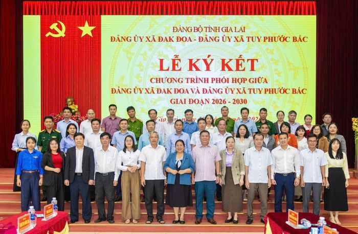 Lãnh đạo hai địa phương chụp ảnh lưu niệm, thể hiện tinh thần đoàn kết và quyết tâm hợp tác trong giai đoạn mới.
