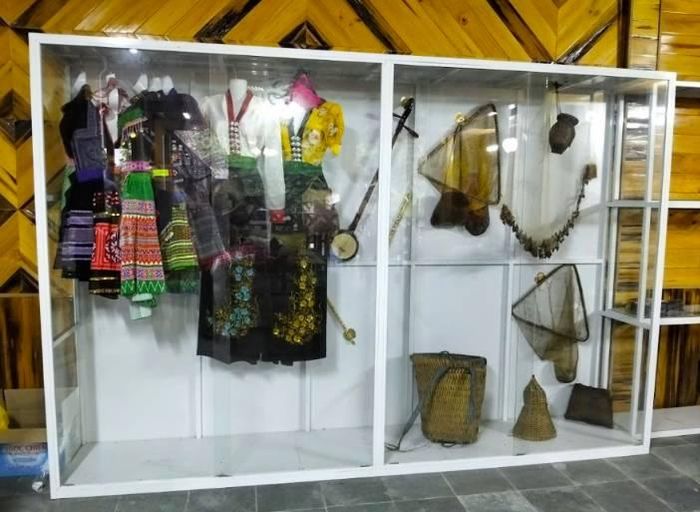 b) Mô hình điển hình tại Bản Đông XuôngHình 2a-b. Mô hình bảo tồn giá trị văn hóa bản địa dân tộc Tháixã Ngọc Chiến
