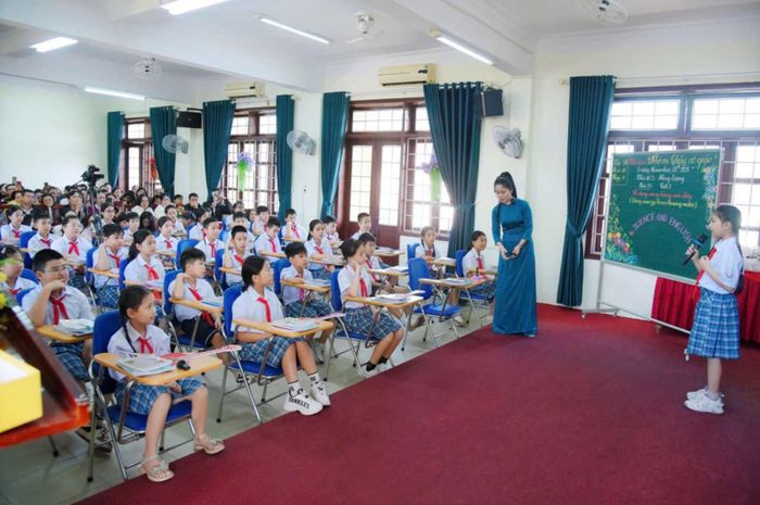  Các em học sinh Trường Tiểu học Nguyễn Bá Ngọc, phường Đông Hà thích thú Tiết học minh họa môn Khoa học lớp 5 bằng tiếng Anh 