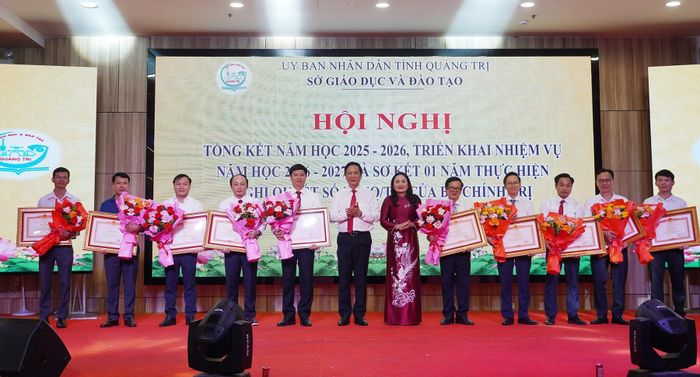  Nhiều tập thể, cá nhân có thành tích xuất sắc trong năm học 2025 - 2026 được trao bằng khen 