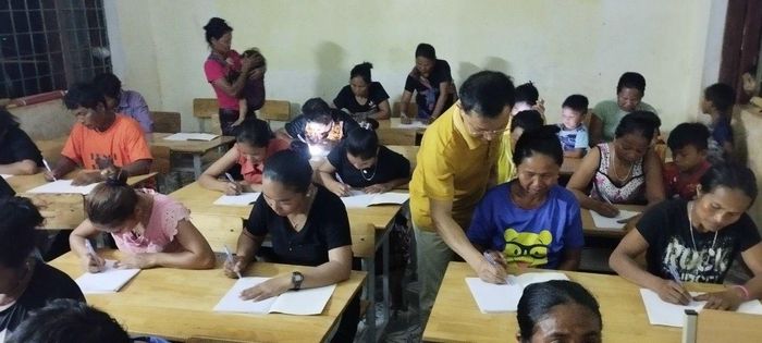  Trung tâm GDNN-GDTX Bố Trạch tổ chức lớp học xoá mù chữ cho người đồng bào xã biên giới Thượng Trạch 